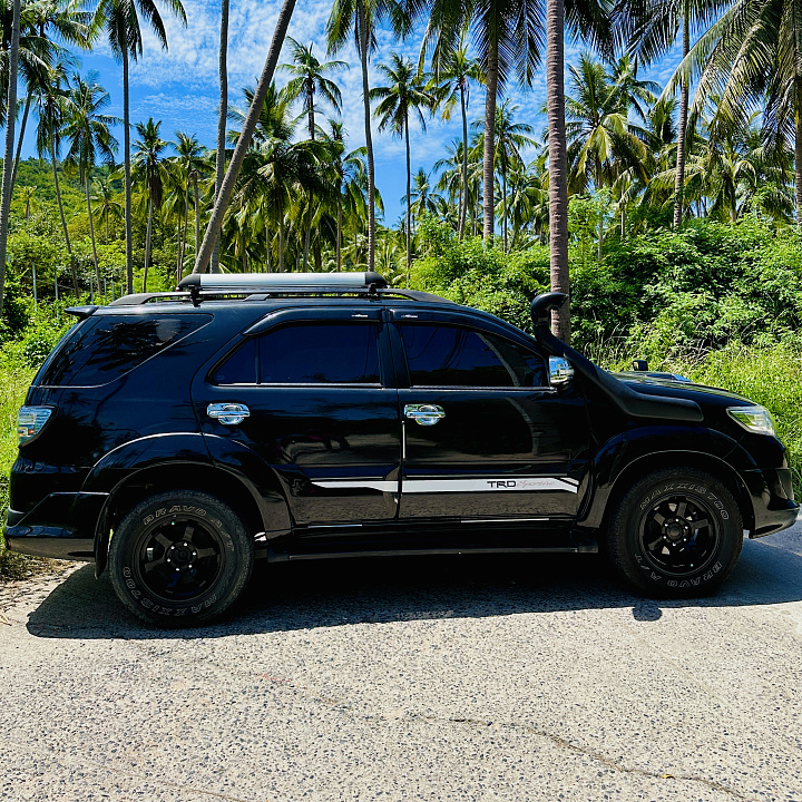 Toyota Fortuner Black 2010